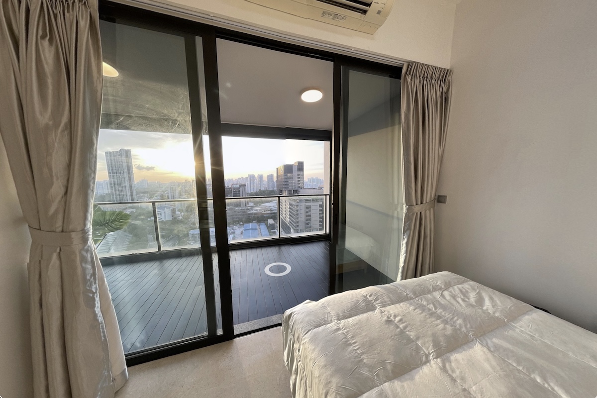 Versatile study room that can be used as home office or guest room